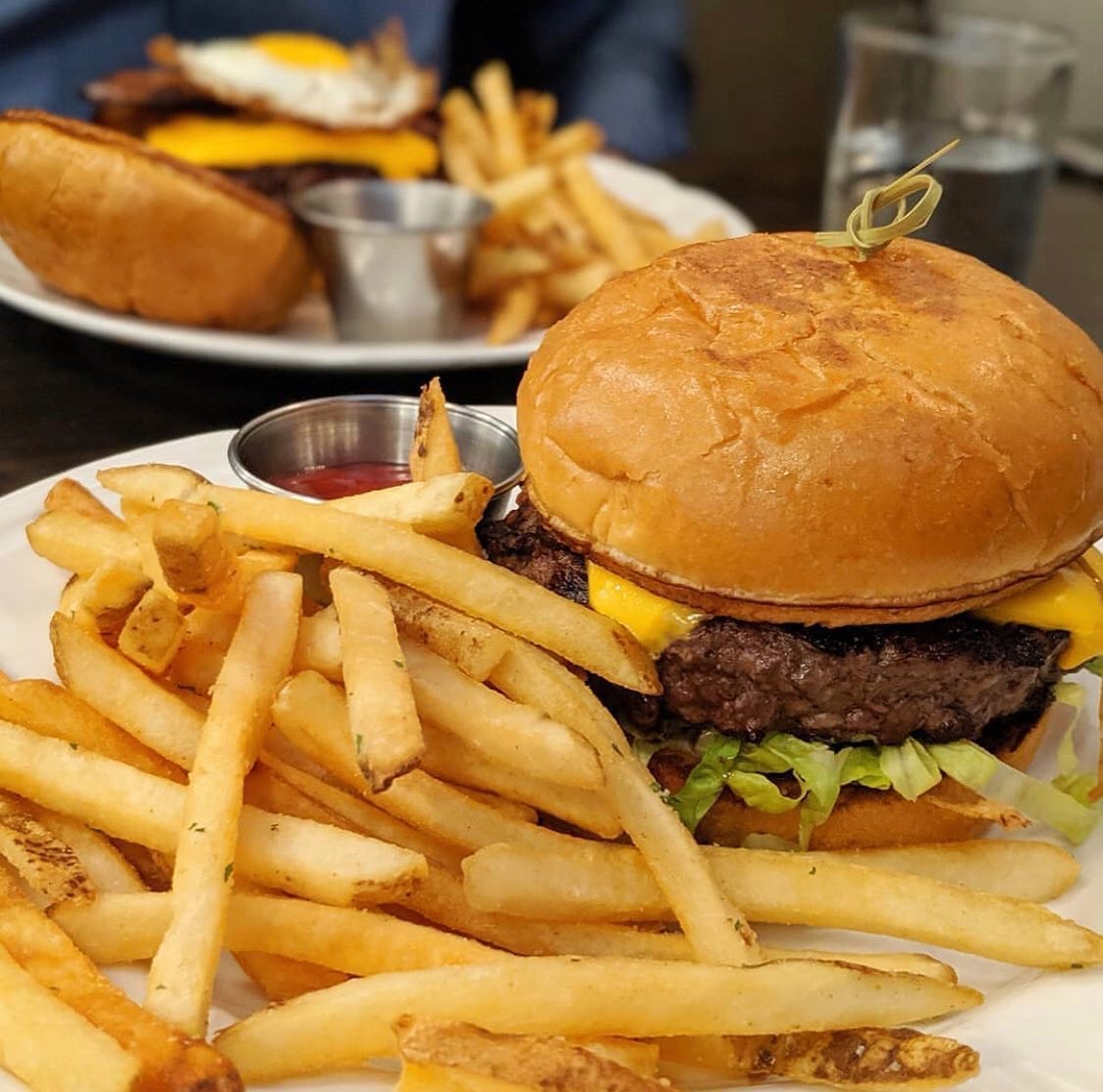 TheDawsonChi's tweet photo. Today we honor the sacrifices many have made to help protect our freedom. Happy Memorial Day from our home to yours 🇺🇸 To order, please call 312.243.8955 or visit https://t.co/vzSBazHT0C 🍔 Featured: The Dawson Burger 📸: @rice_guy #memorialday #rememberandhonor #ghgkitchen https://t.co/Cezg7mtZee