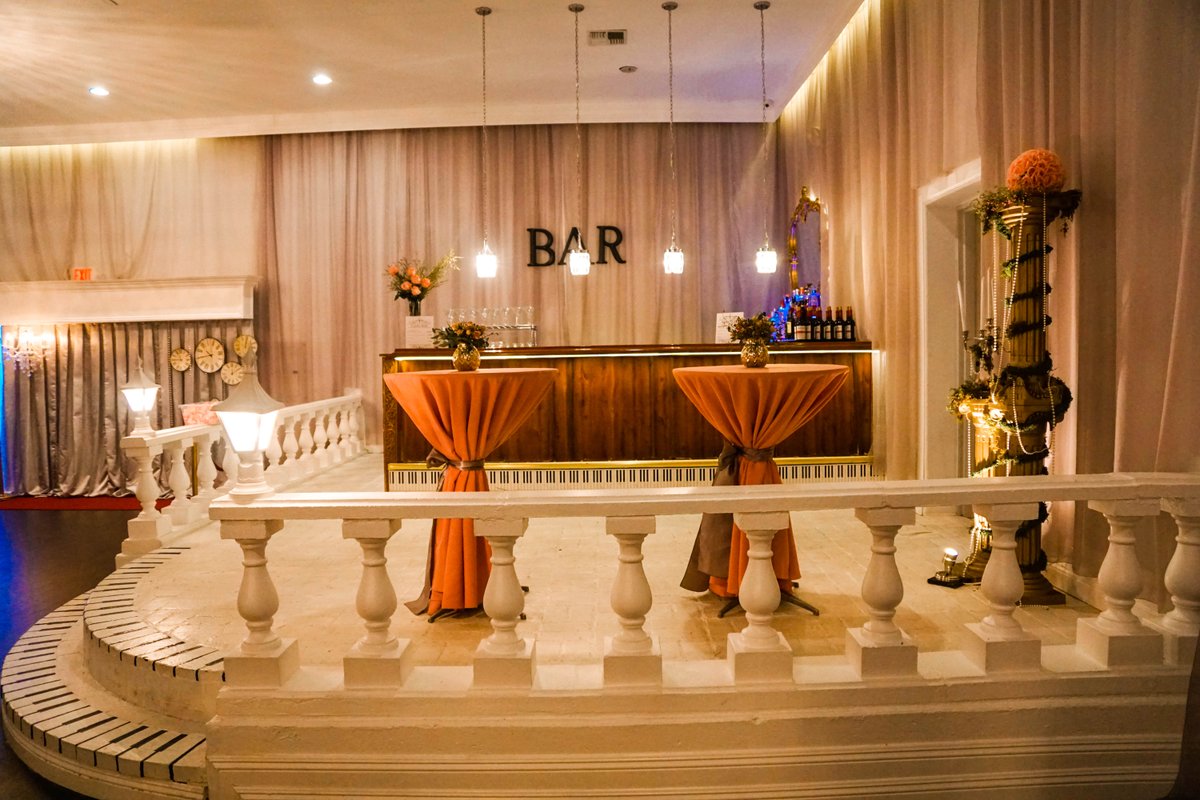 MansionLiberace's tweet photo. A breathtaking marvelous bar! What’s not to love about this striking setup at #TheLiberaceMansion? 😍🤩
⁣⁣ https://t.co/Twgn20jFnx