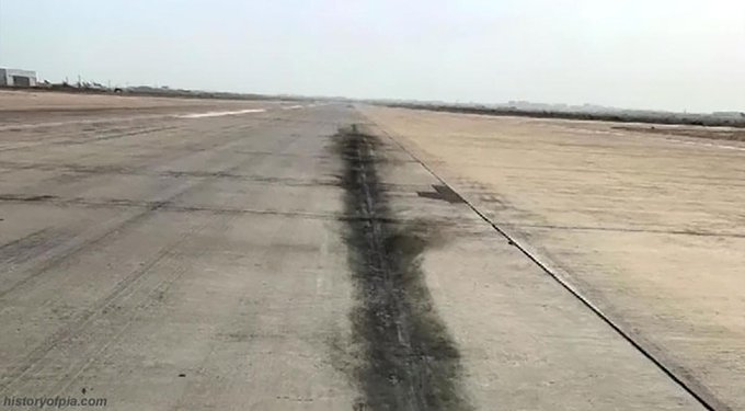Black Marks r of polymer rubber that& #39;s not engine material. Black marks on runway r caused by tyres friction during spin up time at landing During landing aircraft& #39;s tyres,first touch d runway surface. The friction built up causes rubber to polymerize harden & leave blk marks. 6