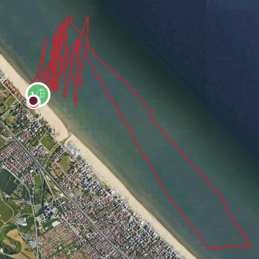 esignoretti's tweet image. Not the best sesh of the year someone might say. And I also risked a #kitewreck (you can see it in the bottom of the picture). But I really enjoyed it after all. #lightwind #hydrofoil #kitefoiling #kiteboarding