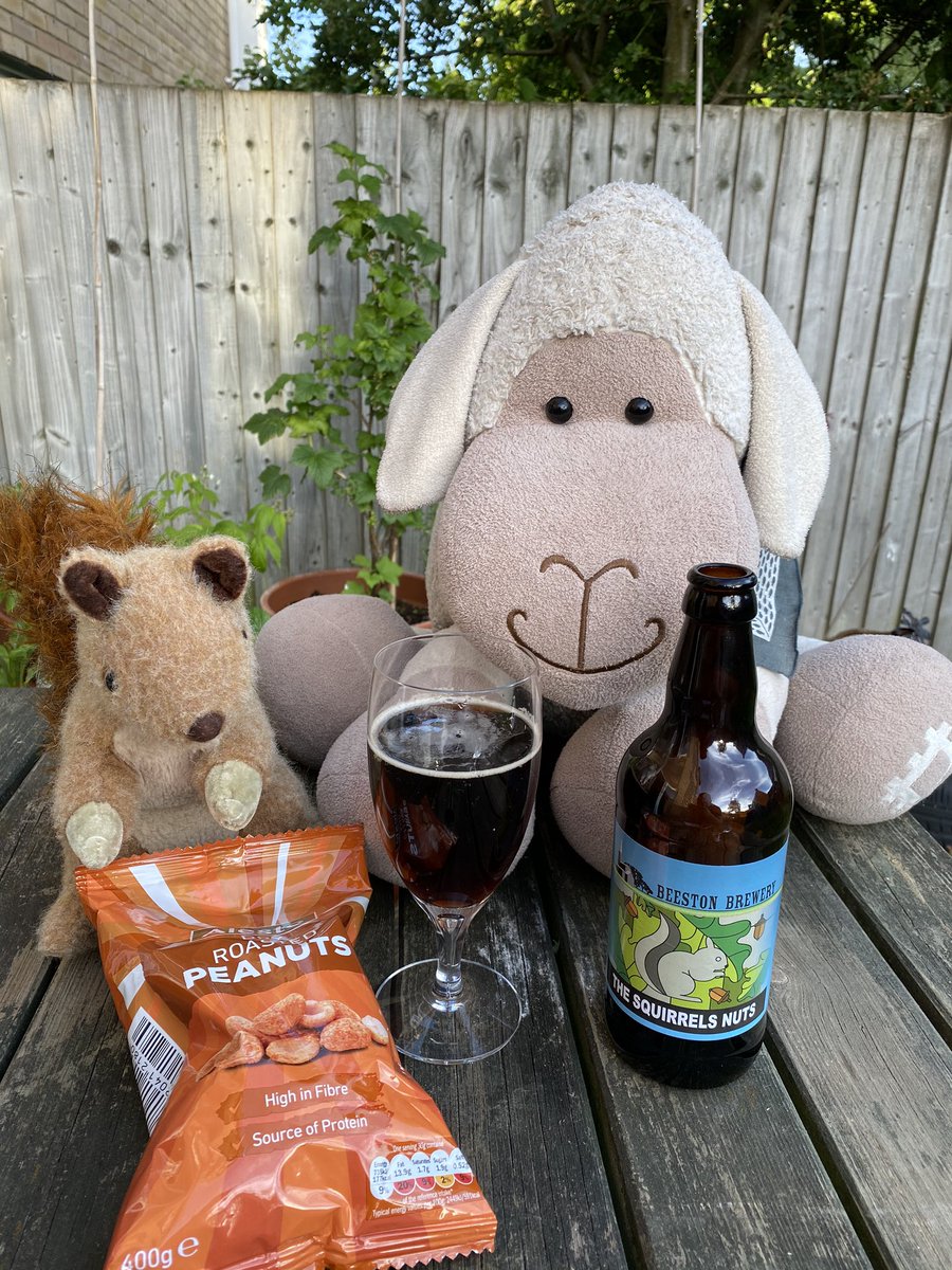 Ah yes, what else would we have as a snack with this than a bag of nuts. This is a nice session beer, so let’s finish it off and start those nuts. Cheer everyone 🍻 #petespints