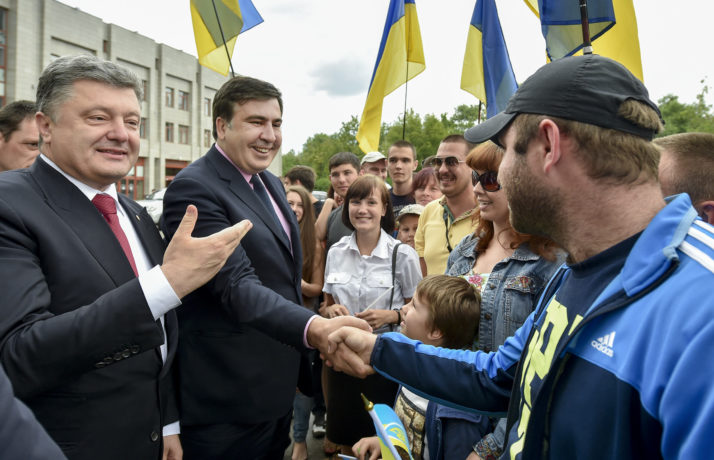 (14) NAto&cia&gladio , yeni ukrayna liderinin yanına kendi aparatları gürcü MIkheil Saakashvili'yi verdiler.  #Saakashvili yapışık geziyordu, rapor veriyordu ilgili yerlere....Kısa bir süre sonra  #poroshenko kendisinden vazgeçileceğini anladı, mücadeleyi seçti.