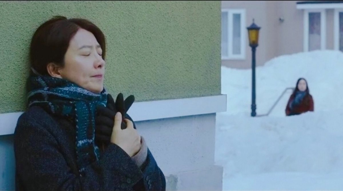 [6]  #KimHeeAe 's performance lit a bright shine for  #MoonlitWinter story. An emptiness in her eyes, while making a living days by days for her daughter. The moment she bursts into tears hiding out side Jun's house. Her tearful eyes when they meet again. Those are memorable.