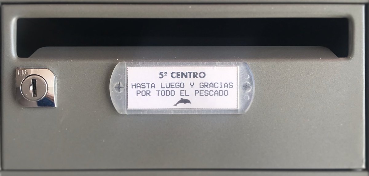 sharoncalderong's tweet photo. Hoy ha sido el #DíaDeLaToalla y nosotros lo hemos celebrado así. Un homenaje a Douglas Adams, la persona que escribió la «Guía del autoestopista galáctico» y creó a Dirk Gently. Nuestro buzón luce radiante. #CuarentaYDos #TowelDay https://t.co/46xh5KAUBw