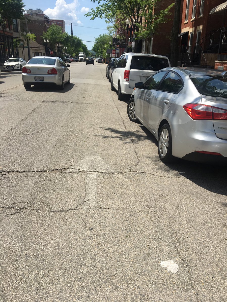 Found the #bikelane on #TaylorStreet c’mon ⁦<a href="/ChicagoDOT/">CDOT</a>⁩ #Chicago can do better. #BikeCHI ⁦<a href="/greenfieldjohn/">John Greenfield</a>⁩ ⁦<a href="/ClintonBikeLn/">Clinton Bike Lane</a>⁩ ⁦<a href="/HalstedBikeLn/">Halsted Bike Lane</a>⁩ ⁦@gia_biagi⁩