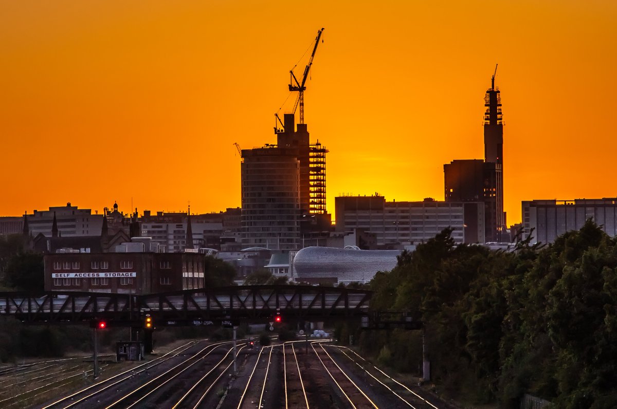 davva_73's tweet photo. Birmingham Sunset #WexMondays #Birmingham #brumset
#sunset #photography #apm20 #city #cityscape #bullring #architecturephotography #amateurphotography #Citylights #citylife https://t.co/uR1G0NoHjp
