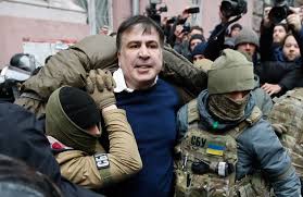 (16) Ukrayna cumhurbaşkanı kendisini başa getiren güçlerle mücadeleyi seçti,2017 yılında dengesini kaybetti, yanına iliştirilen Saakashviliyi evinden yatağından aldırıp, tutkladı,sınırdışı etti,sert adamı oynadı...ve bir sonraki seçimler için çevresinde güvendiği adamları bıraktı