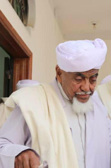 ببالغ الأسى والحزن بلغنا وفاة العالم الفاضل الحبيب علي المشهور بن محمد بن حفيظ رحمه الله رحمة الأبرار ونعزي أنفسنا وإخواننا وعلماء أهل حضرموت لاسيما أخوه فضيلة الحبيب عمر بن حفيظ ونسأل الله أن يتغمده بواسع رحمته وفضله.

وإنا لله وإنا إليه راجعون .