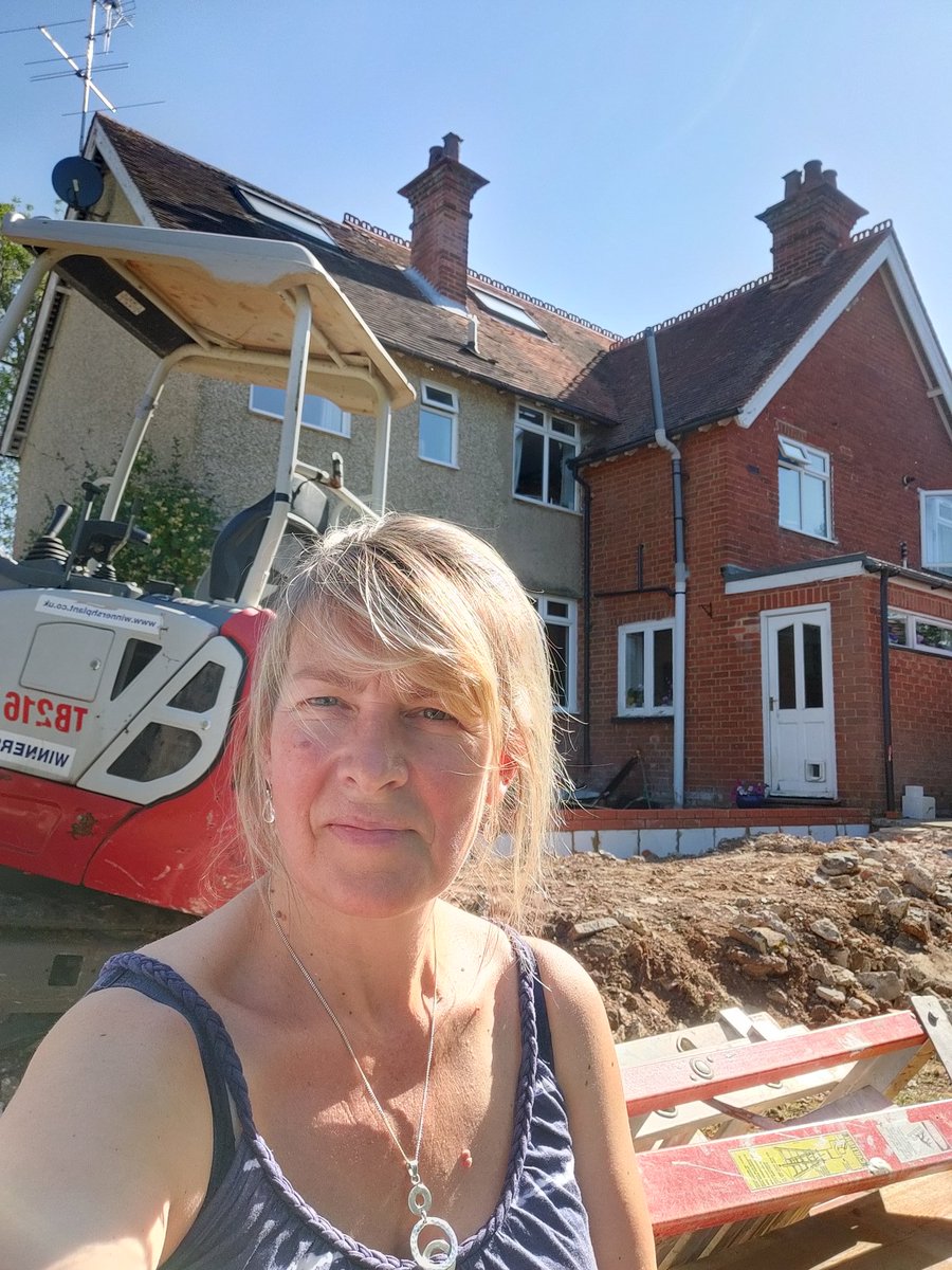 AJToddy02's tweet photo. Progress....wall is being built 💓👍😸 and Storage arrives Wednesday #BusyHalfTerm https://t.co/x3HCRhcGyq