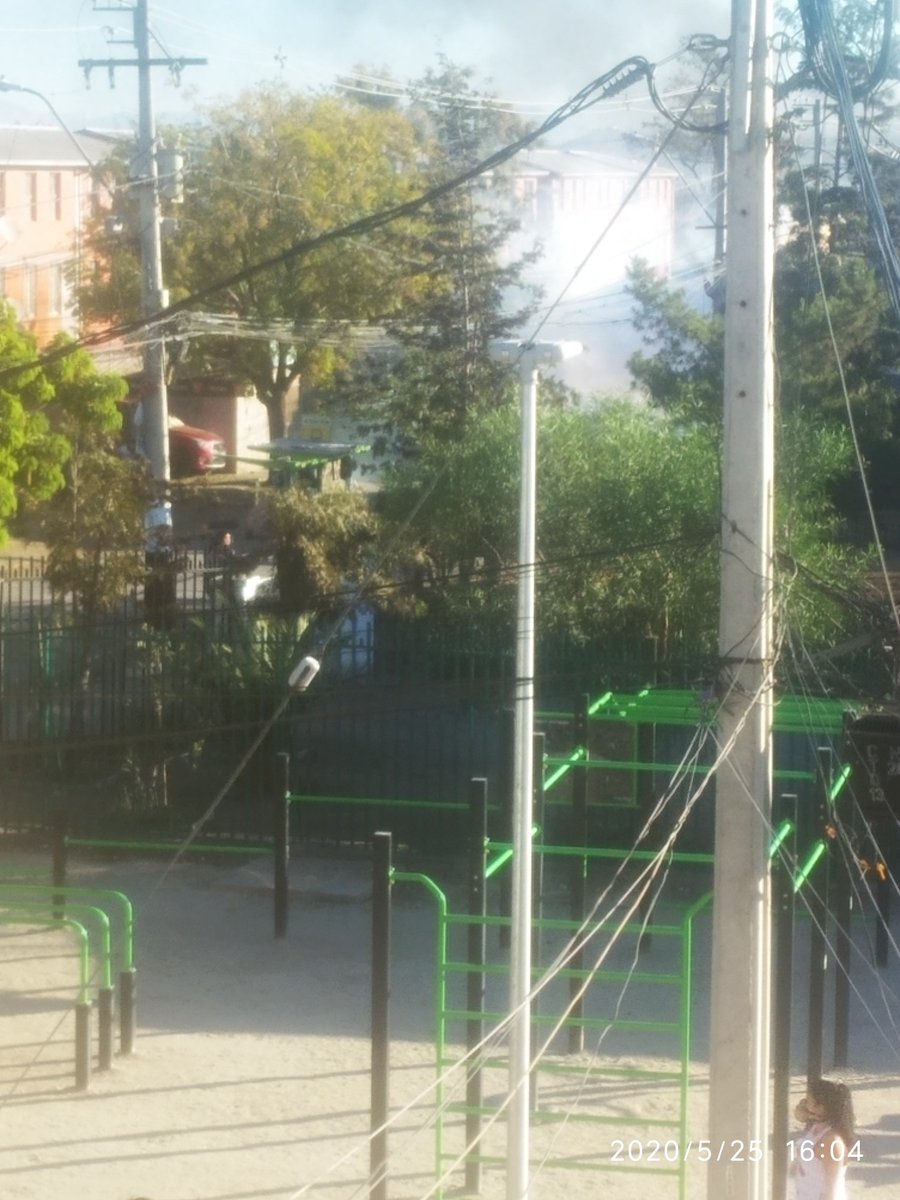 Vaengelis1's tweet photo. @BuenosDiasTVN Está la embarra en la población Marta brunet es primera vez que veo a carabineros tirando lacrimógenas como zona de guerra hay mucho anciano y demasiado niños aquí y la gente tiene que arrancar con los niños por culpa de las lagrimogenas una vergüenza de gobierno y carabineros https://t.co/3C9carqMoL