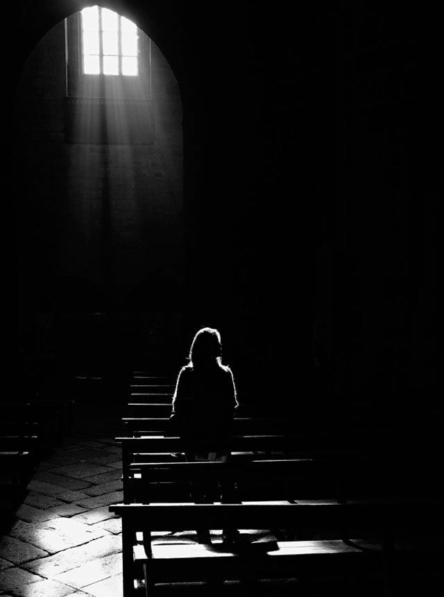 Te invito a mi vida:
Te invito al calor de los fuegos que me atan,
Te invito a mis mil maneras de amar, mil razones por las que te quieras quedar.
Te invito a amenecer en mi sonrisa;
a navegar despacio los ríos de mi miel.
Te invito a conmigo ser...
calma y caos, manantial y sed.