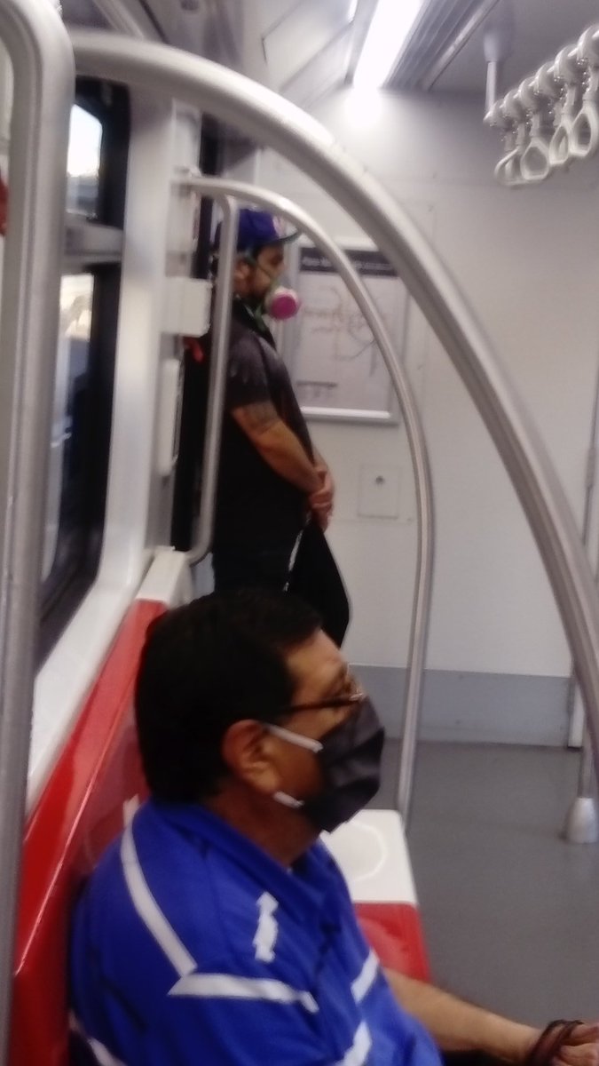 aevb6's tweet photo. @metrodesantiago Pero deben prohibir el uso de este tipo de mascarillas con filtros... FILTRAN LA INHALACIÓN PERO NO LA EXHALACIÓN. Contagiados contagian con ellas. https://t.co/GeWdRujEAC