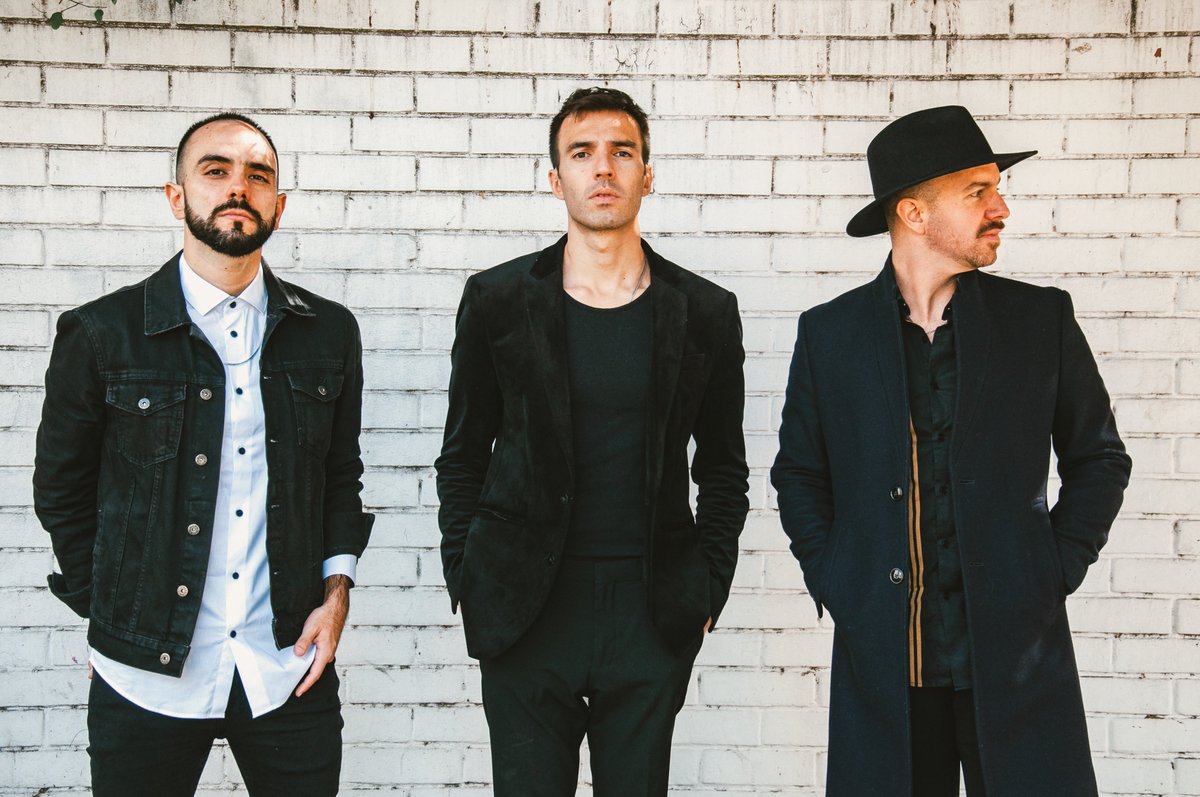 📽️🎵 <a href="/officialkapitol/">Kapitol</a> muestra su lado más romántico en su nuevo videoclip "Abrazar" . La banda estrenó la pieza audiovisual reconociendo que el mundo cambió y que ellos también viven una "resurrección"✨. Míralo aquí -> bit.ly/36vYePe