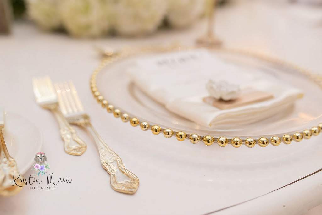 GabroEvents's tweet image. Look at the difference that gold flatware and gold beaded charger plates can do for a table design. #specialmomentsplanning #tammywaterman #sandpearl #marrymetampabay