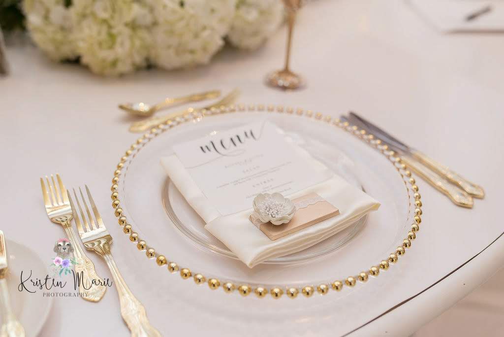 GabroEvents's tweet image. Look at the difference that gold flatware and gold beaded charger plates can do for a table design. #specialmomentsplanning #tammywaterman #sandpearl #marrymetampabay
