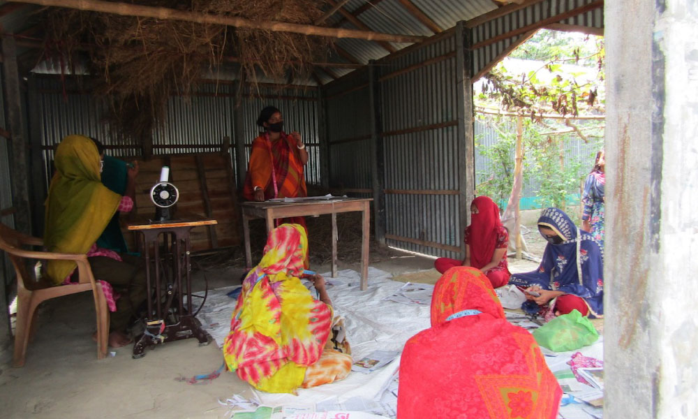 COL4D's tweet image. Read about how the #boatschools in Bangladesh have ensured #learningcontinuity in the midst of the #covid19 pandemic, and how Shidhulai Swanirvar Sangstha (SSS) have adjusted their operations to still offer #learning in a safe environment. 

col.org/news/news/bang…