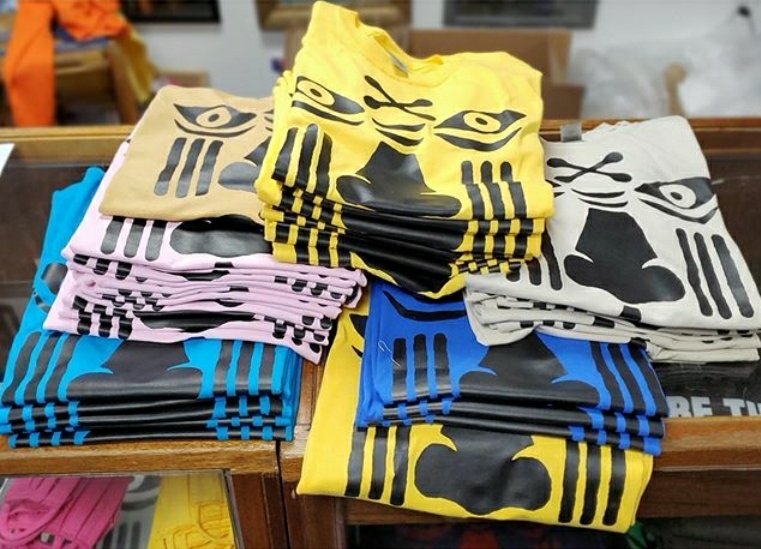 MoshoodCreation's tweet photo. Along with our masks you can coordinate or match with our various Moshood tees, now available in new spring colors! 
Happy Memorial Day Monday🌸
Stop by any day between noon and 6 to get yours💐 https://t.co/rMCH99IfqW