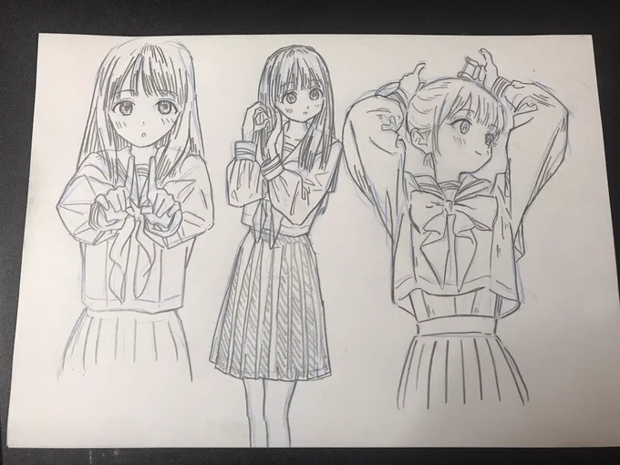 セーラー服を描かないといけない機会があるので明日ちゃんをひたすら模写する日々を送ってる
あと3B以上の鉛筆で筆圧の強いパキパキした線で描くのにハマってる 