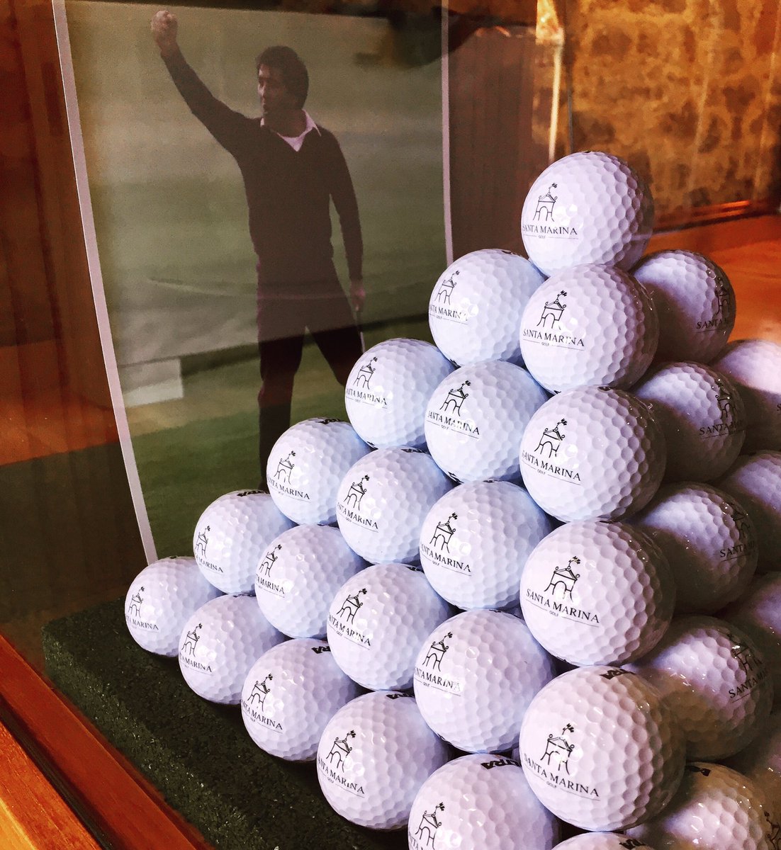 Pequeños cambios en el proshop, que llegan como una entrada de aire fresco en nuestra tienda 
#proshop #clubhouse #sevegolfdesign #golfproshop #golfinspain #golfcantabria #golfcostaverde