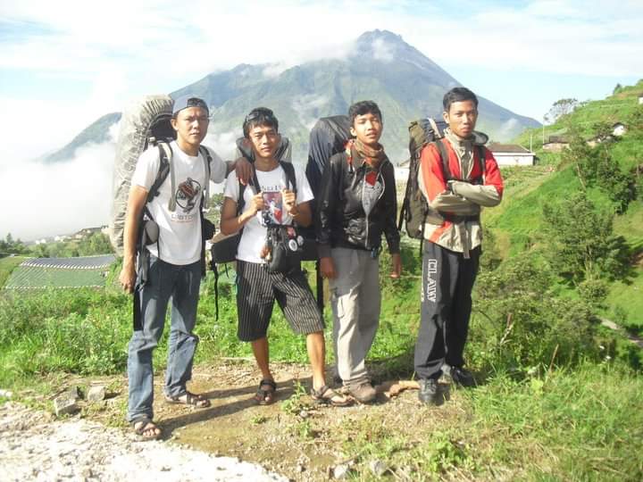 DenHasanID's tweet photo. Pernah seimut ini dong mendaki #gunung Merbabu fotonya di depan gunung Merapi https://t.co/nICnM8RYLP