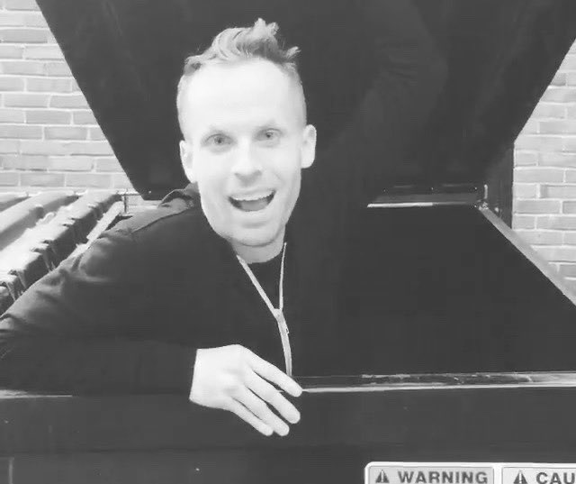 𝐚 𝐲𝐨𝐮𝐧𝐠 𝐠𝐚𝐲 𝐦𝐚𝐧 𝐢𝐧 𝐚 𝐝𝐮𝐦𝐩𝐬𝐭𝐞𝐫