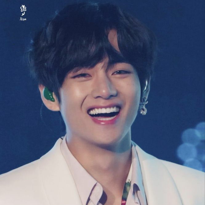 Kim Taehyung showing her boxy smile: a thread;