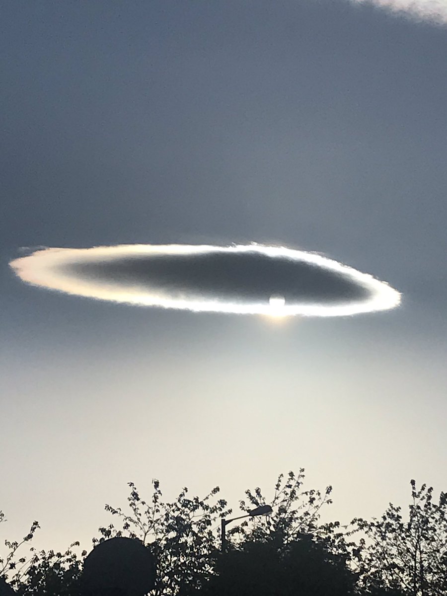 Amazing and weird clouds last night @SeanBattySTV <a href="/WindyWilson88/">Windy Wilson 😎</a> #uddingston