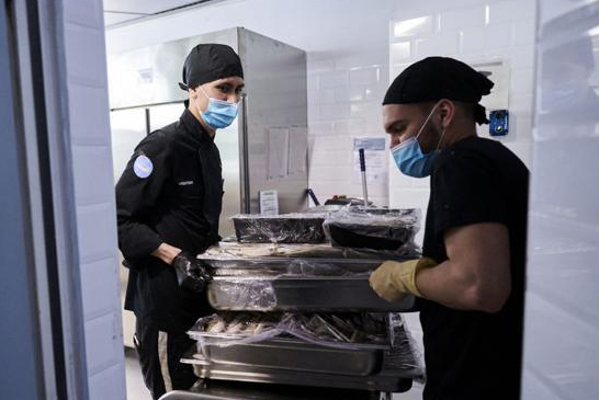 Estamos encantados de colaborar con la <a href="/ONGCesal/">ONG Cesal</a> para preparar comida para los que necesitan!

Nuestro cocinero Dani y nuestra socia Elena son voluntarios para esta iniciativa solidaria
bit.ly/refcesal

#ConLosRefugiados #WithRefugees #StrongerTogether #SolidarityinAction