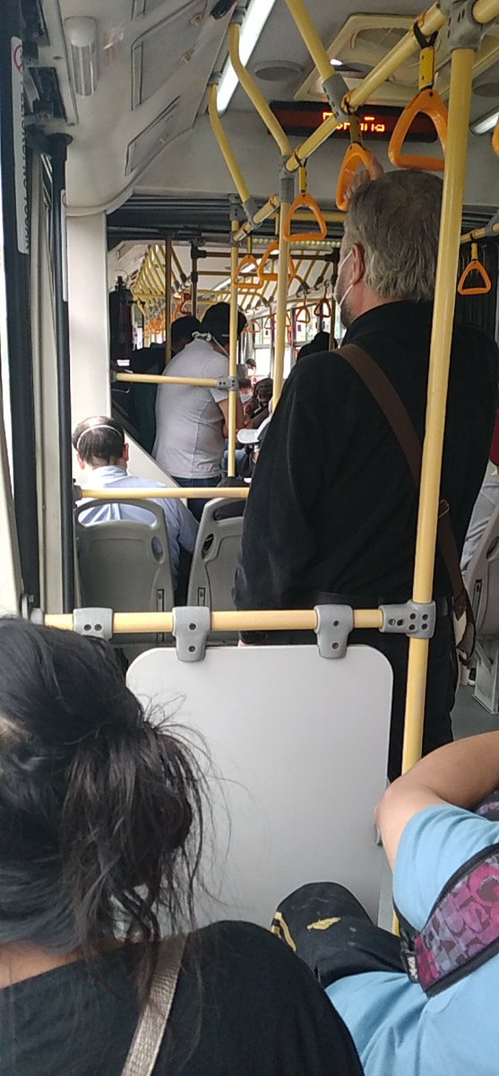 Pésimo servicio del <a href="/MetropolitanoPT/">Vincenza Biagi️</a>  primero eduquen bien a su personal. El asiento vacío no se cumple, demora en la llegada de los buses de hasta 1 hora y los orientadores no tienen una respuesta válida para ello, ocasionando que la estación se llene de gente