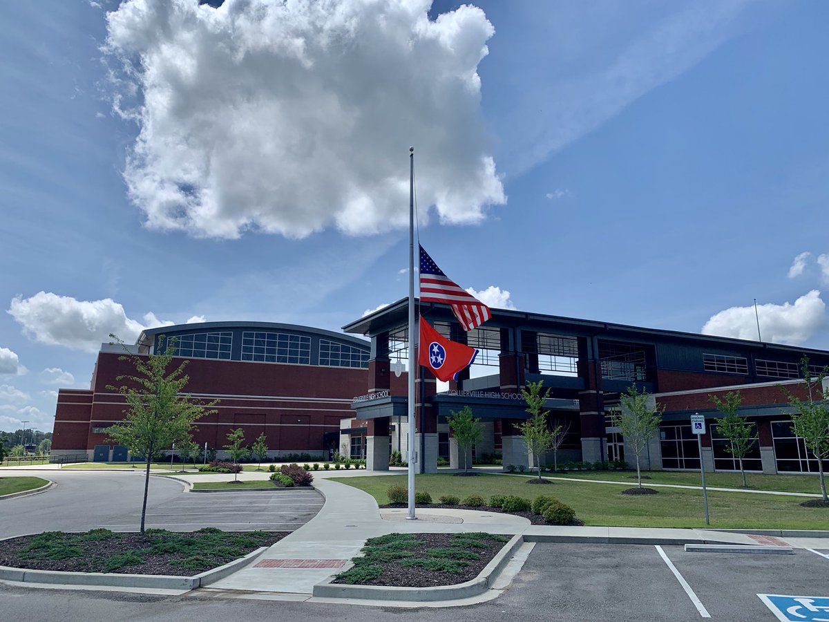 CHSDragons's tweet photo. Each year, Collierville High School proudly sends some of our graduates to join the armed forces. 

This Memorial Day, the Dragon Family remembers all of the men and women who have served, especially those who made the ultimate sacrifice. 🇺🇸 https://t.co/ltFI9A4UEe
