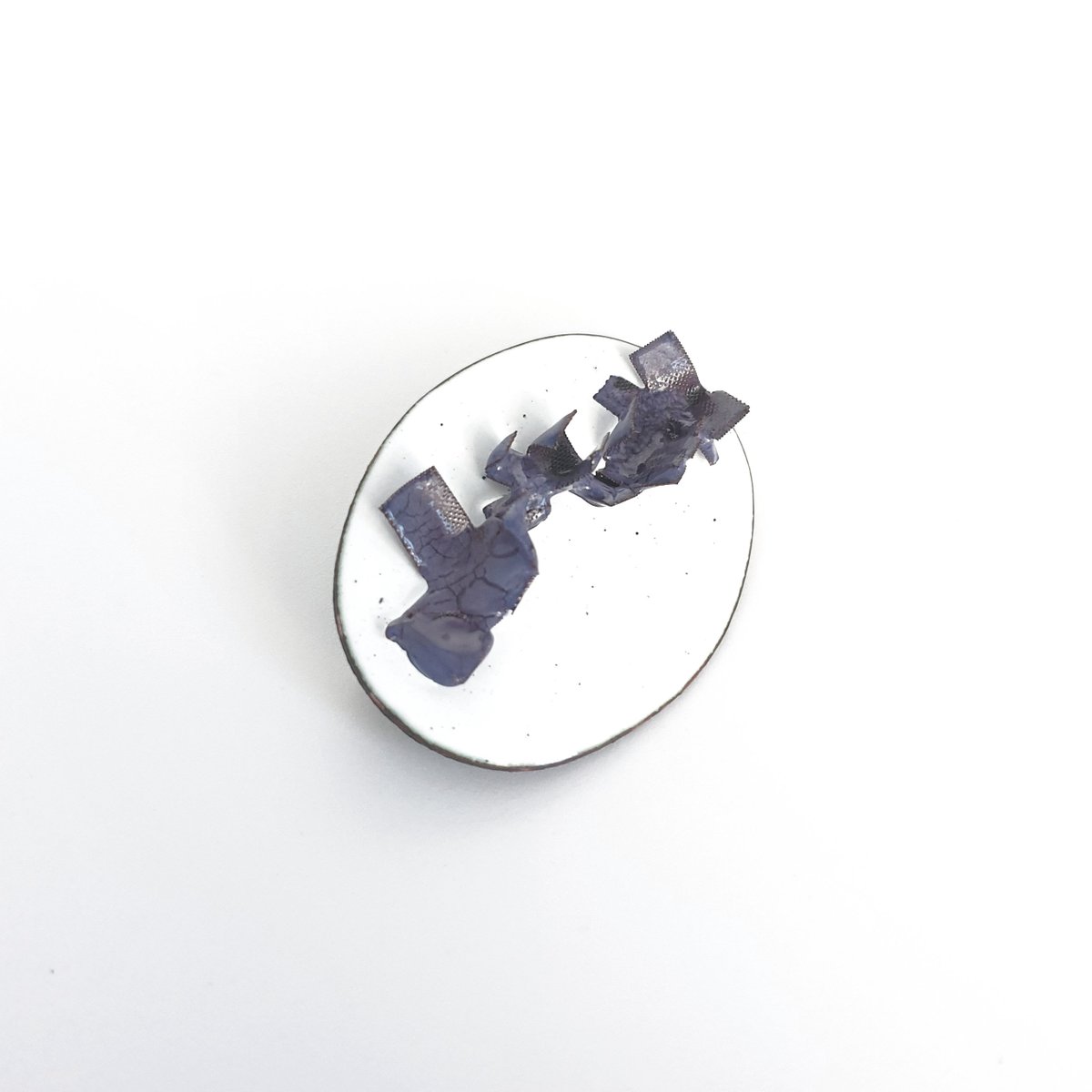 MaisyPlum2's tweet photo. Contemporary White and Purple Brooch Pin - Abstract Enamel Brooch Pin https://t.co/DELeFjwgC5 #etsyselleruk #87RT #OlineshopRT #EtsyUK #Eshopuk #AbstractBrooch https://t.co/3JIOnZuttP