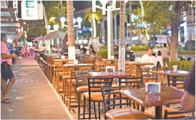El_Universal_Mx's tweet photo. Imagine que antes de ir a un restaurante hará su reservación, elegirá su menú con anticipación y al llegar habrá la mitad o 70% menos de mesas que como acostumbraba ver antes de la crisis por el Covid-19 https://t.co/pKEjwwCXRO https://t.co/nXoKCqCCvl