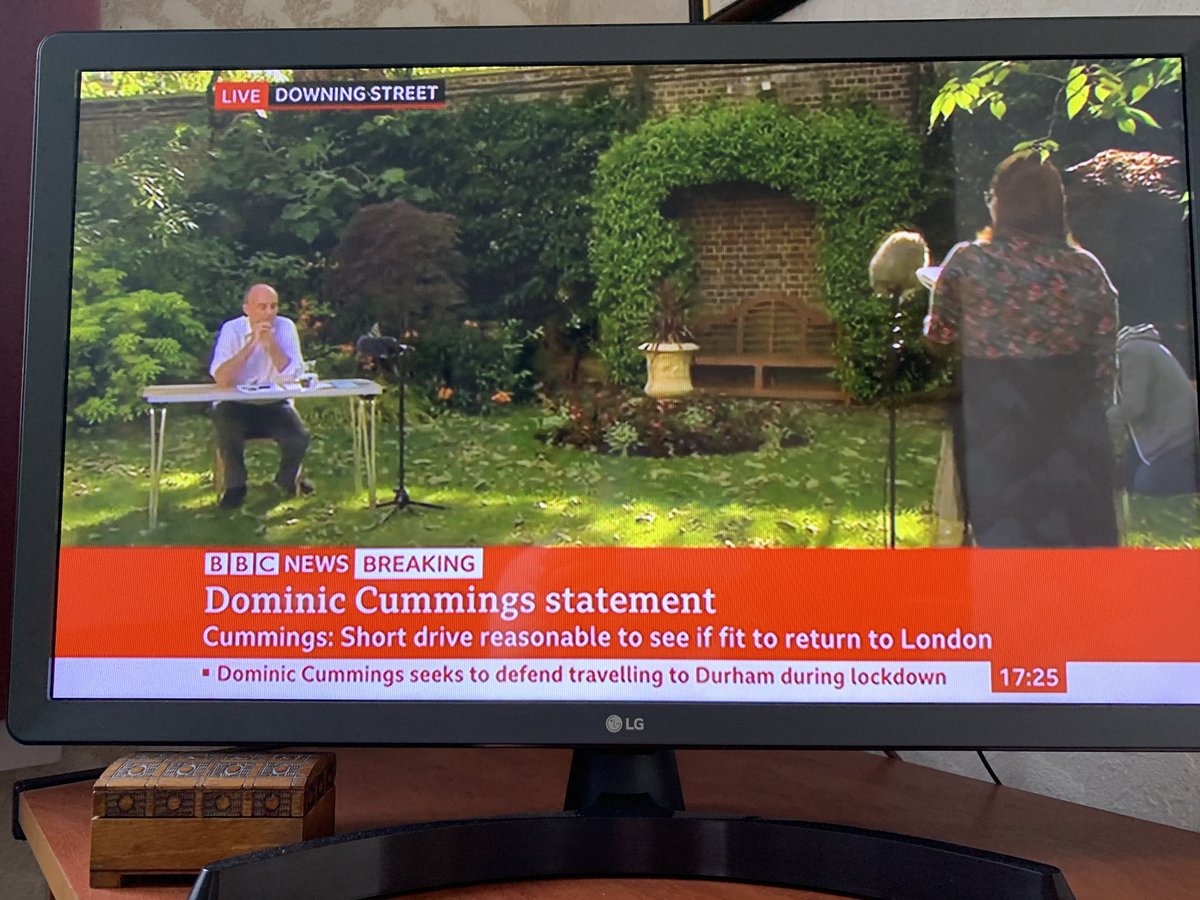 henryiddon's tweet photo. Is a central London primary school missing one of those fold up dinner hall tables ? #dominiccummings #pressconf #domcom #table https://t.co/cDhIGA96fz