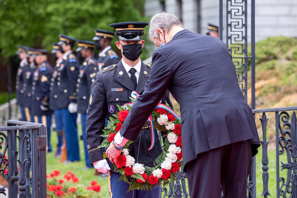 MAGovArchive's tweet image. The State House #MemorialDayMA🇺🇸 ceremony looked different this year but it was still a solemn opportunity to honor fallen heroes. I joined @TheNationsFirst to lay the wreath and pay tribute to those we’ve lost.

Watch the ceremony later this afternoon at mass.gov/MemorialDay