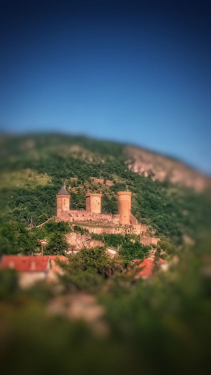 Le château de Foix sous un beau ciel bleu #foix #foixtourisme #chateaudefoix #ariegepyrenees #ariege #patrimoine