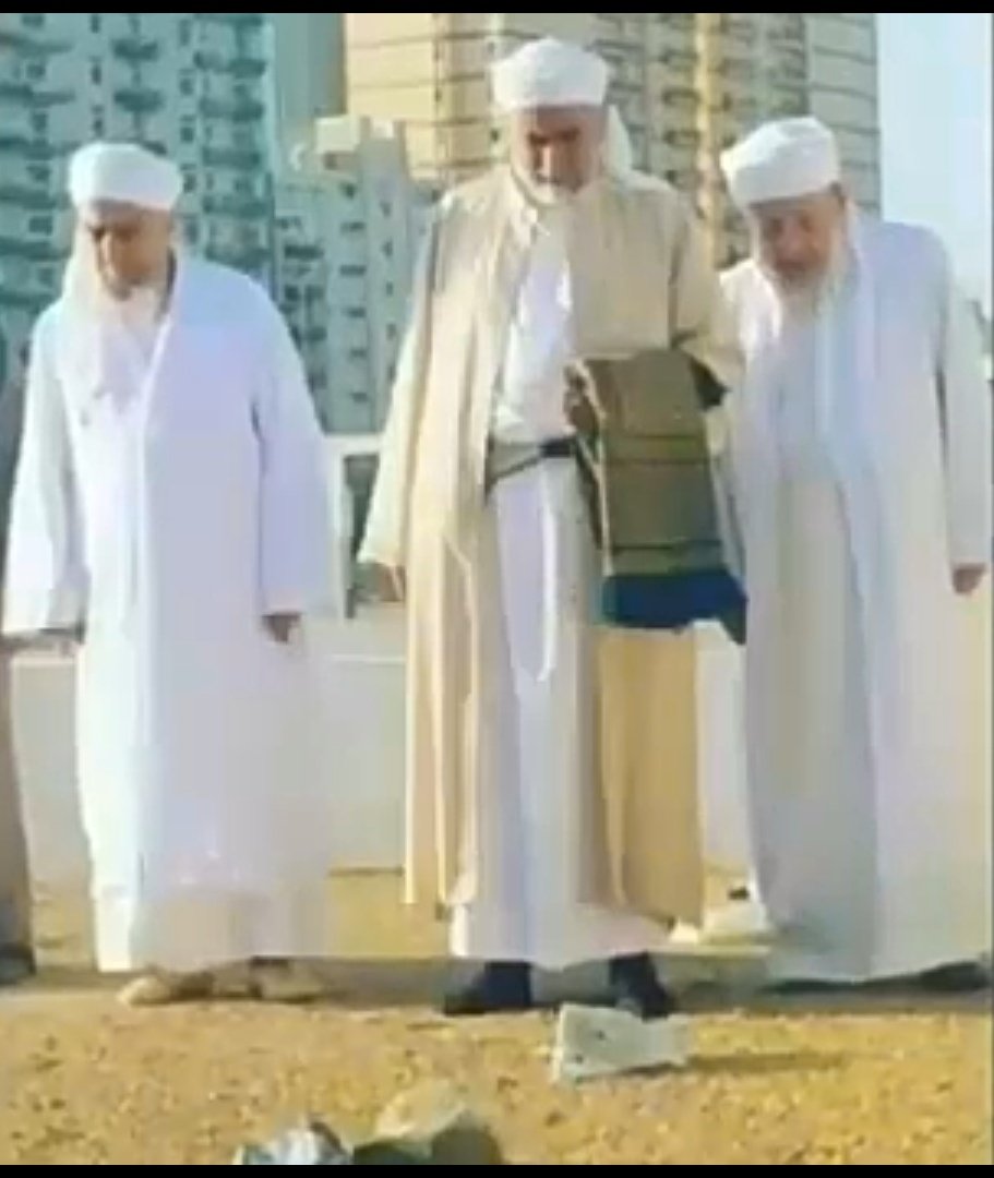 <a href="/Murat_Bilir_34/">Türkiye</a> <a href="/MisirogluN/">Nurullah Mısıroğlu</a> Arvâsî ailesinin en kıymetli fertlerinden, Arvâsî Hz.nin akrabalarından Seyyid Hasan Arvâsî Efendi(Seydă Molla Burhâneddîn Hz.nin talebesidir. Resimdeki kahverengi cübbeli)dir. Kendisi Van'da Arvâsî ailesinin büyüklerindendir.Her daim Reis-i cumhur ve hükümete hayr dua etmektedir