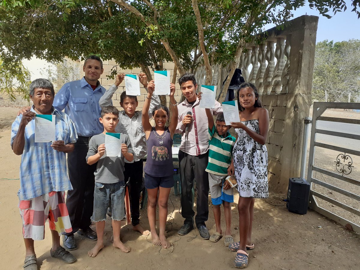 JessJavierMnde2's tweet photo. Semana de Bendicion con la Serie evangelistica Familias con Esperanza, 6 almas para el Reino de los cielos en el Distrito. 
#ElDiaDeSalvacion
#FamiliasConEsperanza https://t.co/GDPKgKaCxa