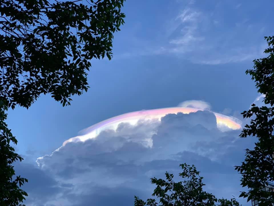 MothershipSG's tweet photo. Easties in S'pore marvel at rare iridescent clouds on 49th day of Circuit Breaker https://t.co/Rynriqh8RN https://t.co/jHYdg6iL51