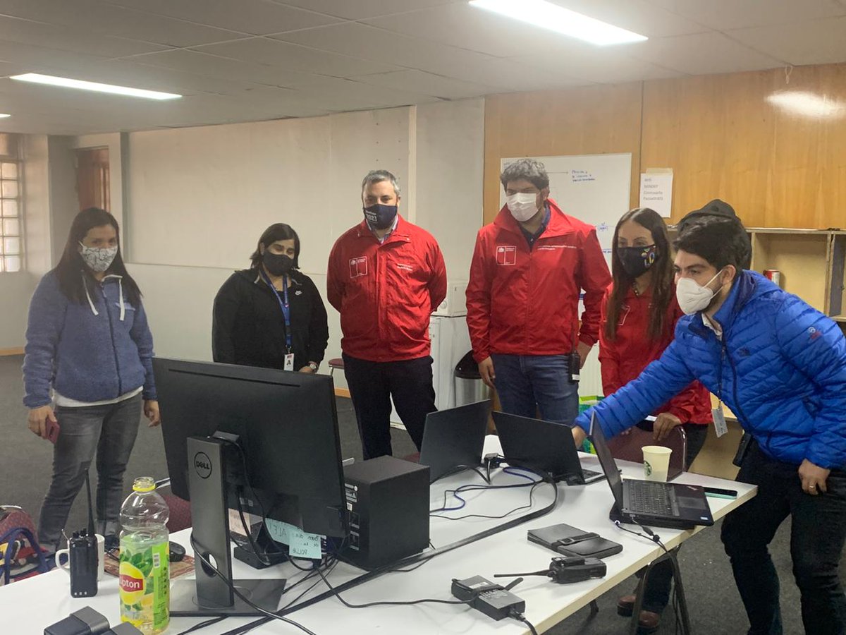 ceciperez1's tweet photo. ¡Mucho que organizar! Junto al Subsecretario 
@andoterok estamos preparando todo para colaborar con la repartición de cajas de #AlimentosParaChile a las comunas de #Ñuñoa y #Macul, tal como nos pidió el Presidente @sebastianpinera https://t.co/FAPrV1bMTT