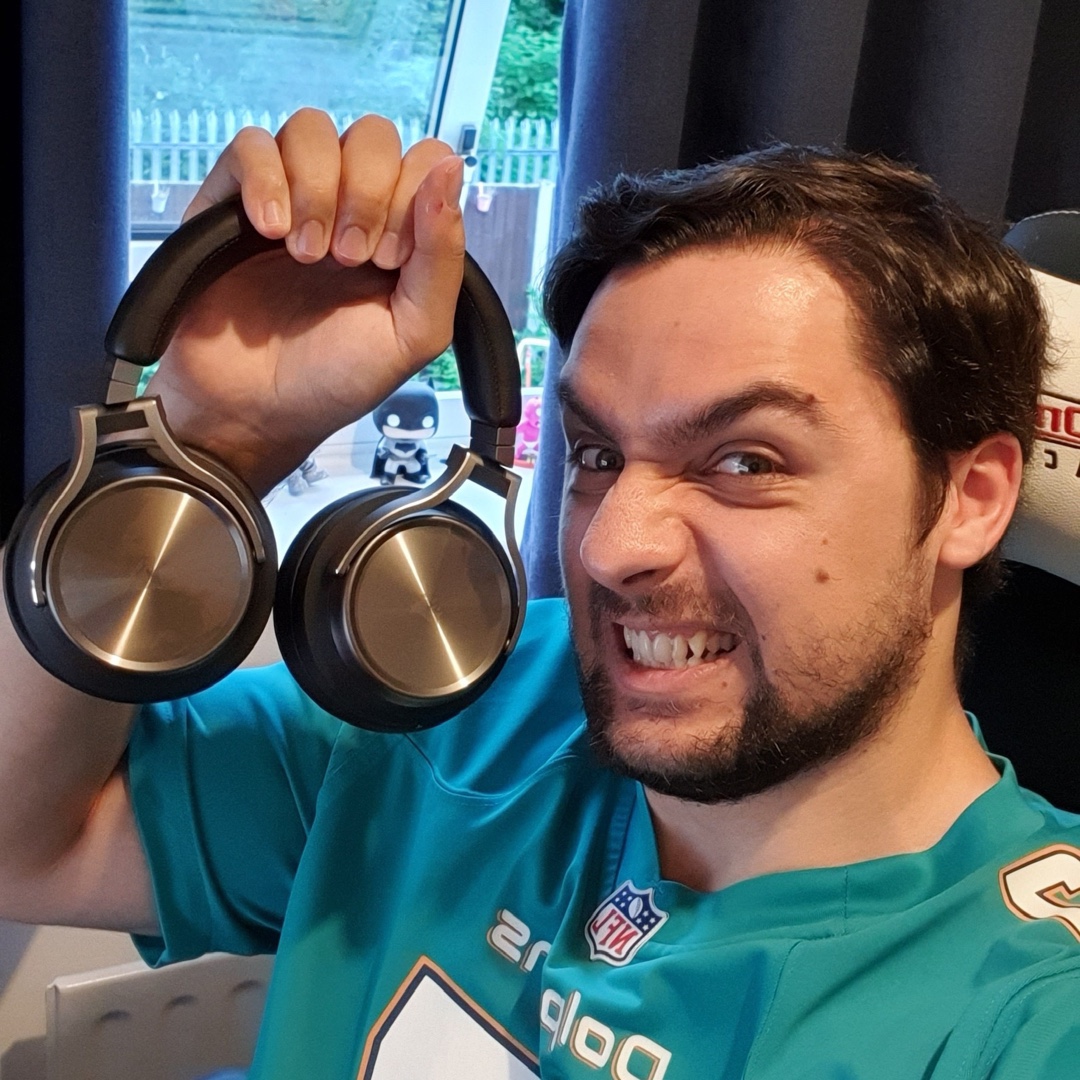 TheRealBFG_CH's tweet photo. Headphones have arrived! @corsair virtuoso SE 😃 tried them on stream and they’re AMAZING. Well done Corsair 🤓 but shhh #donttelldannii I brought them 🤫😨 #gamingposts #gaminglife #headsetwireless #headphones #wirelessheadphones #headphonegaming  #twitchcommunity #twitchgamer https://t.co/YiEsO4CwJ7
