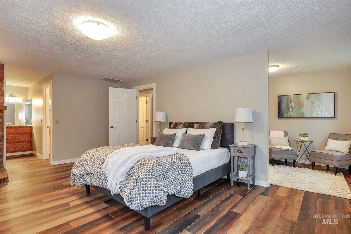 A charming modern renovation in NW Boise! This renovated 2-story is located in popular Jordan's Landing. Big ticket items taken care of! New Everything!

5304 W Bainbridge Dr, Boise, ID 83703
$429,900

Click the link for more details! 🙌🏼
bit.ly/2LW0V2V