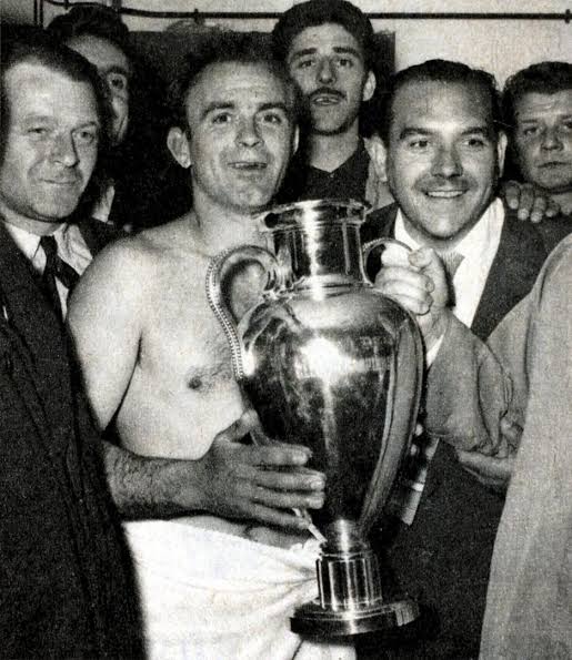 He had great stamina and was a goal poacher by every standard scoring 216 league goals in 262 games for Madrid.He was awarded the Ballon d& #39;Or for the European Footballer of the Year in 1957 and 1959.Considered one of the greatest ever to turn out for the Los Blancos.