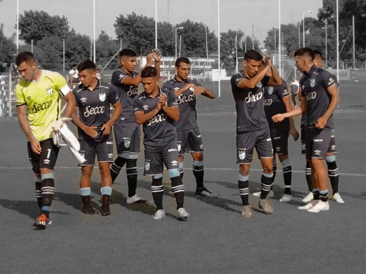 PUCAT15's tweet photo. Los pibes dejan todo por su lugar en el primer equipo, son nuestro futuro y esperamos que al volver tengan muchas más chances...!!!
#ReservaSAF 👦🏻⚽️
#BuenLunes 😊 https://t.co/XkmDANKOia