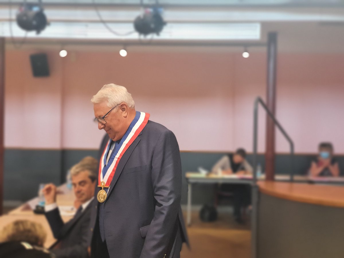 DIRECT
Installation du conseil municipal
M. Serge SIMÉON est élu, à l'unanimité des personnes présentes, Maire de la Ville du Cateau Cambrésis 
23 voix sur 23
