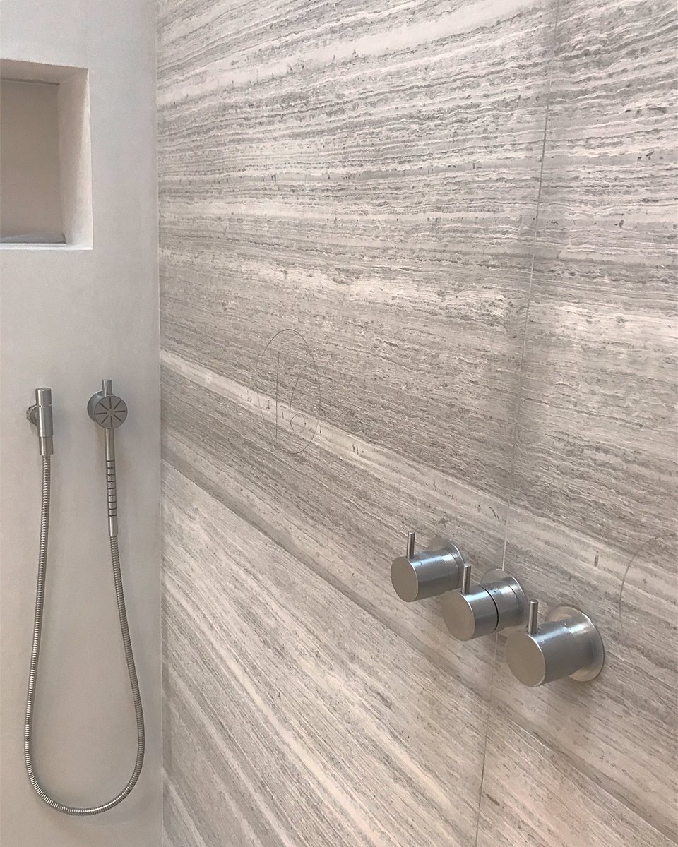 Details <a href="/STONEWORLDuk/">Stone World London</a> <a href="/tadelakt1/">Ian Kozlowski</a> &amp; <a href="/VOLA_Denmark/">VOLA Denmark</a> #london #masterbathroom
