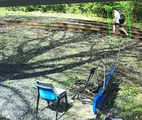 PSPTroopNPIO's tweet photo. 🚨UPDATE🚨

SUSPECT was last seen yesterday (Sunday) afternoon in East Stroudsburg, Monroe County, PA. Description:
White Male, 23 years old, dark colored shorts, white t-shirt &amp; carrying a large duffel bag. 
If seen, DO NOT APPROACH, ARMED &amp; DANGEROUS ➡️ CALL 911 IMMEDIATELY!
⤵️ https://t.co/uuj3vTYBIB
