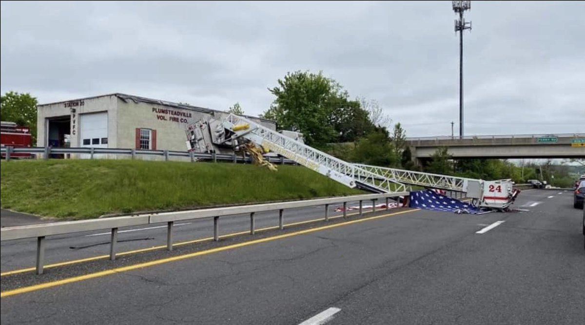 PhillyFireNews's tweet image. Another Photo of Plumsteadville Fire Co. Ladder failure.  Rt-611 is closed in Bucks Co.