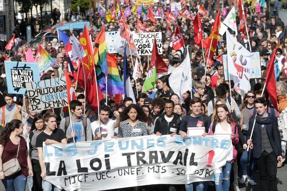 Septembre 2016, Rennes.Je participe pour la première fois à une manifestation, contre la loi El Khomri. Du haut de mes 17 ans et avec mon inexpérience en manif, je m'y rends sans crainte et sans animosité aucune a l'encontre de la Police.