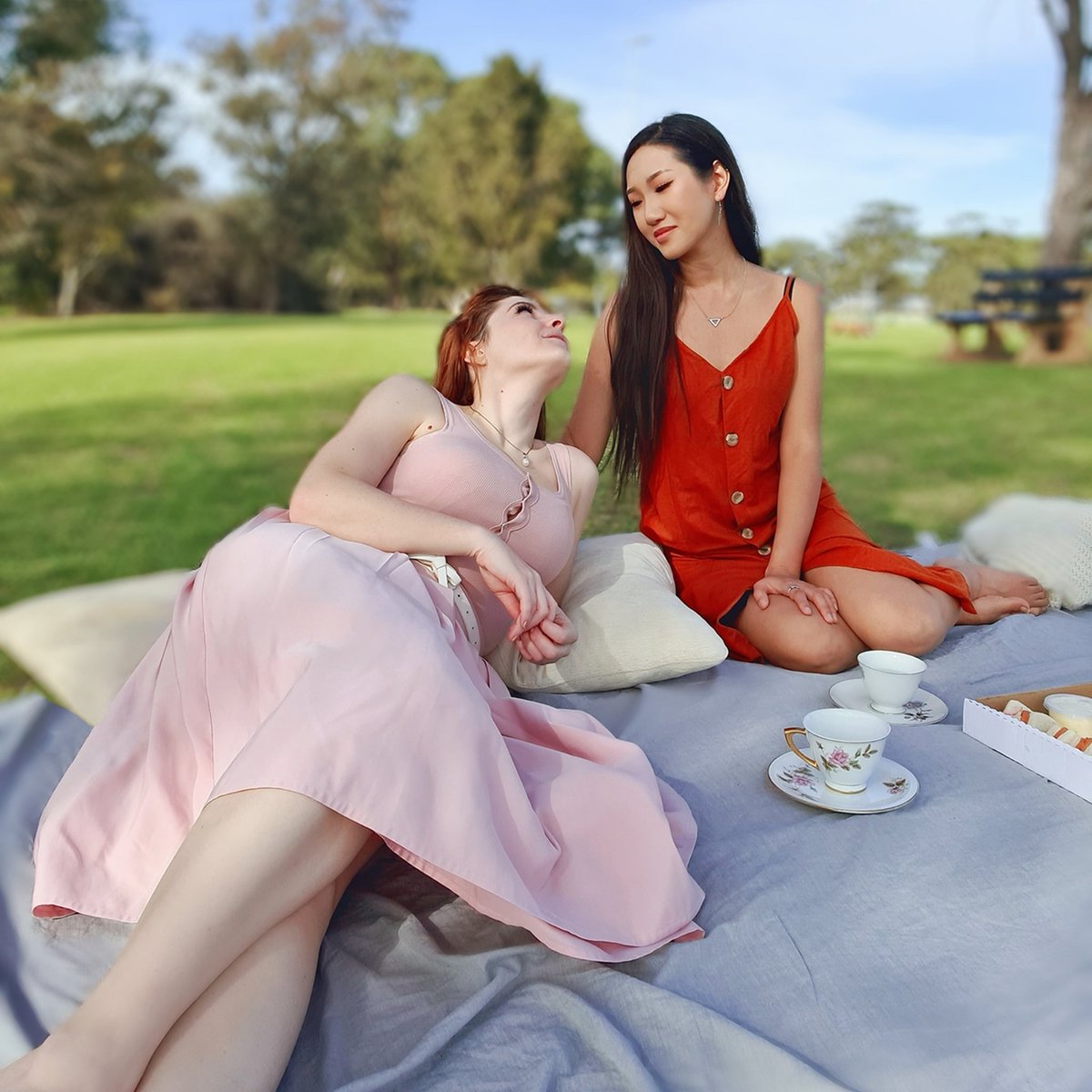 ThatGypsyGeek's tweet photo. With things easing ever so slightly I had the pleasure of going on a pretty lil tea party picnic with with my girl Kim! Such a refreshing change of pace. fresh air, sunshine, noms &amp; delightful company 🥰.
What more could a girl want? 💕
#elixirfix #teageeks
#supportlocalbusiness https://t.co/MwTIGMeaYM