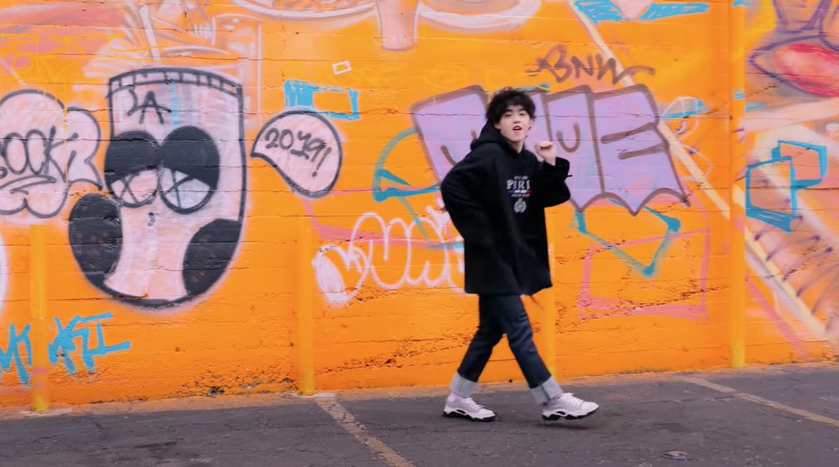  outfit as color accents cheol's hoodie matches really well with the graffiti behind him, which contrasts with the wall colour, but it lets him blend with the environment easily. for jeonghan & minghao, the colour is switched but it's the same case (dark bg, bright outfit)